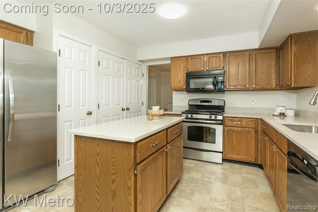 435 Thornridge Court, Rochester Hills, MI 48307 — Photo 14