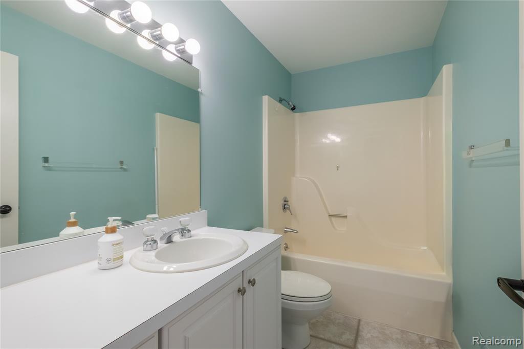 6412 Pinebrook Lane, Burton, MI 48509 — Photo 10
