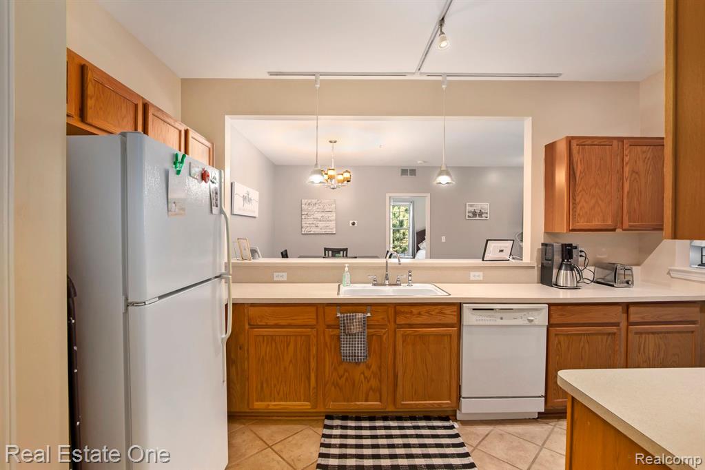 1948 FLAGSTONE Circle, Rochester, MI 48307 — Photo 12