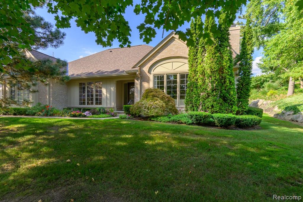2462 HICKORY GLEN Drive, Bloomfield Hills, MI 48304 — Photo 2