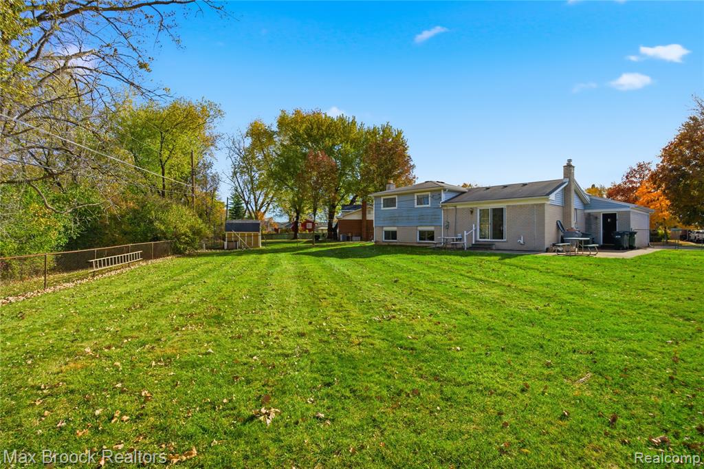 8759 Calvert Drive, Sterling Heights, MI 48312 — Photo 28