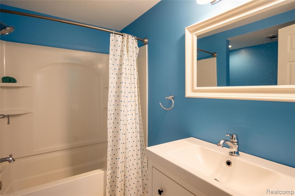 41063 Millbrook Drive, Sterling Heights, MI 48314 — Photo 25
