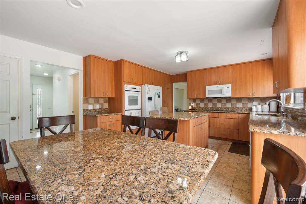 5510 Greenbriar Drive, West Bloomfield, MI — Photo 13