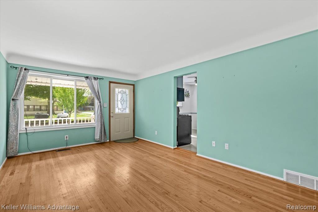 4050 MAYFAIR Street, Dearborn Heights, MI 48125 — Photo 8