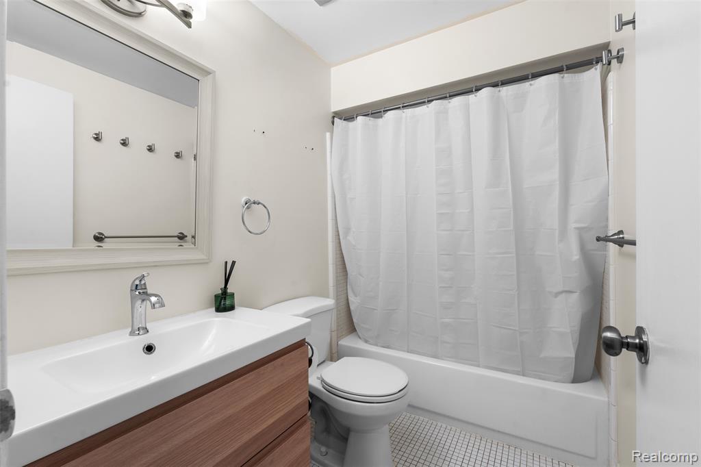 24525 Seaton Circuit E, 17, Warren, MI 48091 — Photo 17