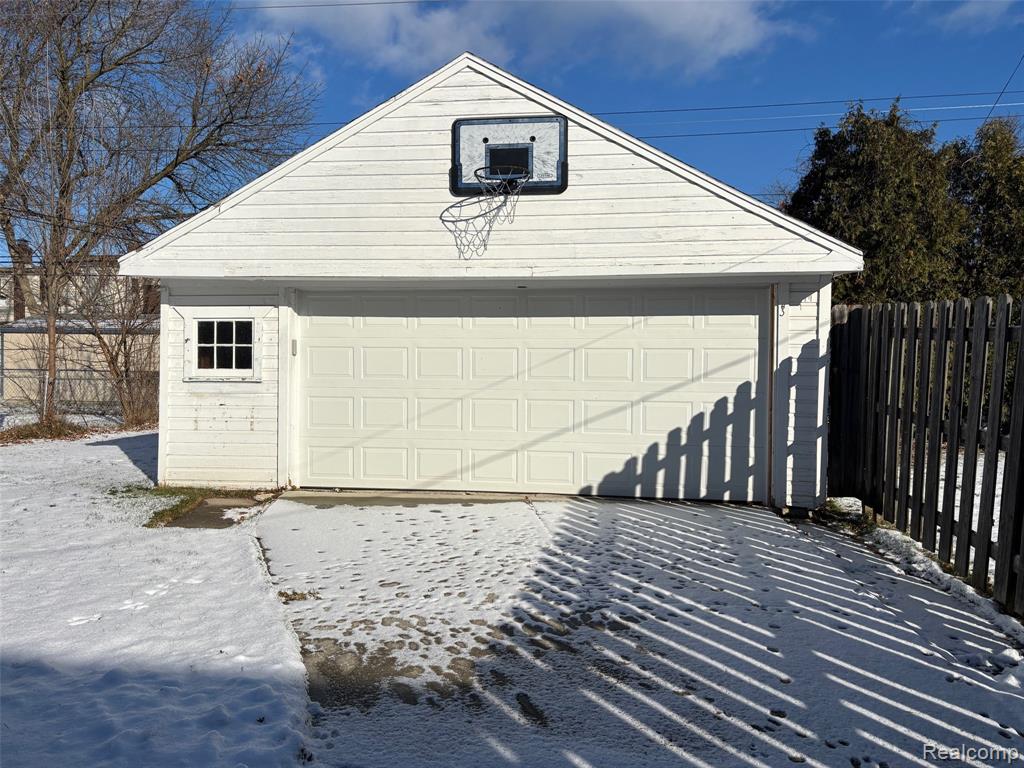1528 ROSLYN Road, Grosse Pointe Woods, MI 48236 — Photo 23
