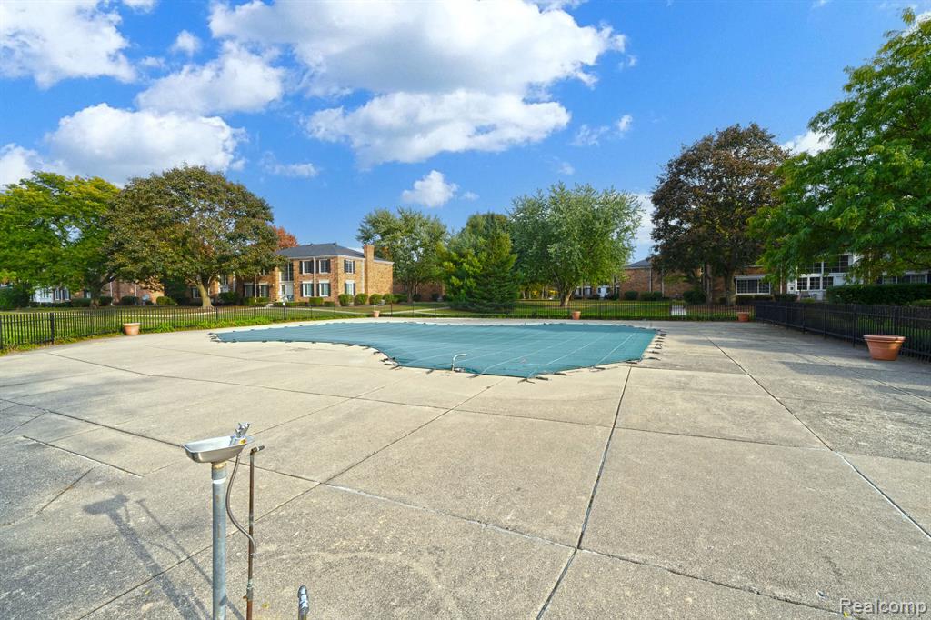 676 E FOX HILLS Drive, Bloomfield Hills, MI 48304 — Photo 25