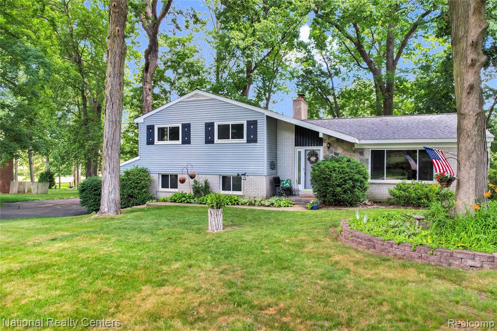 1521 Thread Valley, Holly, MI 48442 — Photo 2