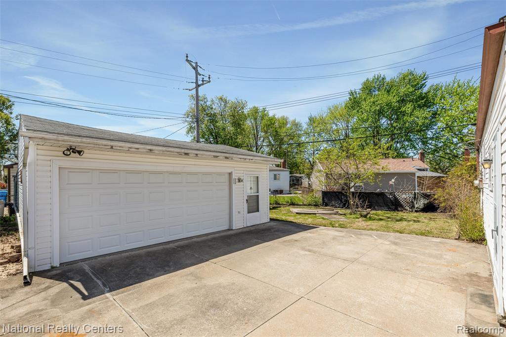 822 Bernie Lane, Madison Heights, MI 48071 — Photo 25