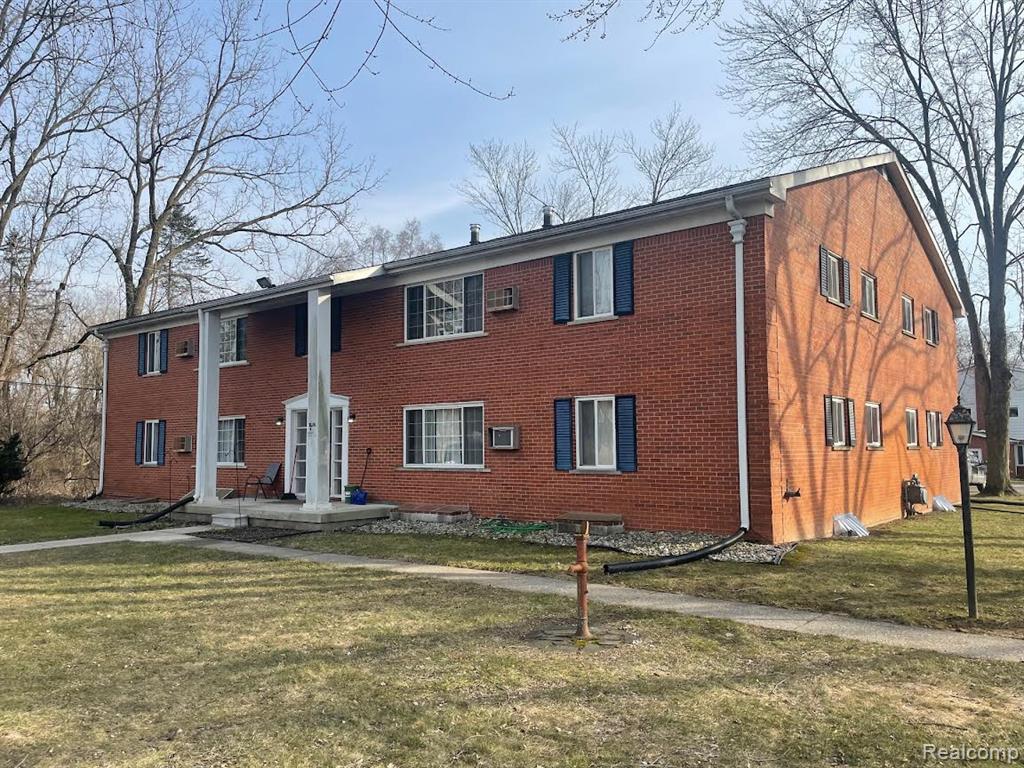 59425 10 MILE, South Lyon, MI 48178 — front exterior