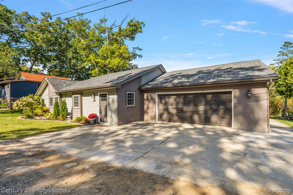 2679 Lakeview Drive, Ortonville, MI 48462 — Photo 57