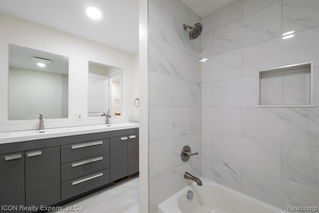 4089 Aberdeen Court, West Bloomfield, MI 48323 — Photo 25