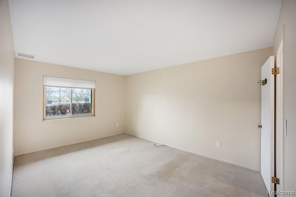 406 RIVIERA Drive, Saint Clair Shores, MI 48080 — Photo 13