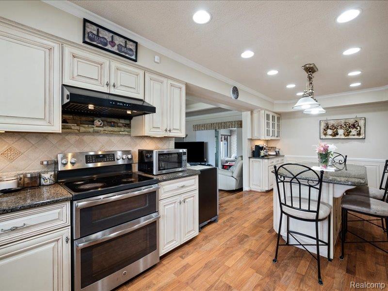 8382 Fairfax Drive, Sterling Heights, MI 48312 — Photo 32