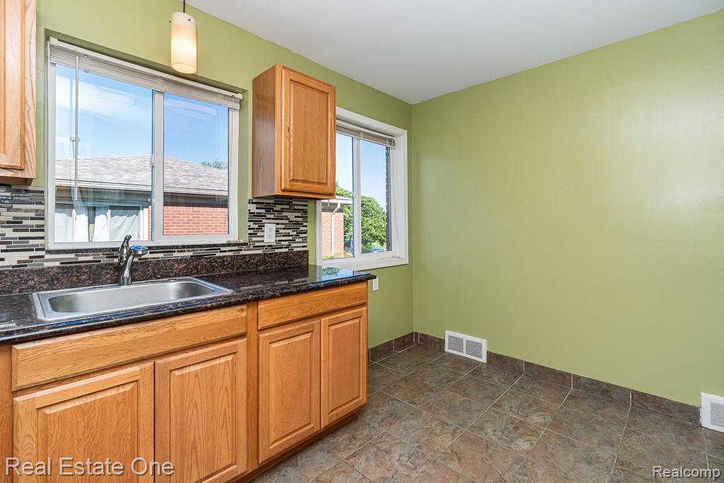 8272 Racine Road, Warren, MI 48093 — Photo 17