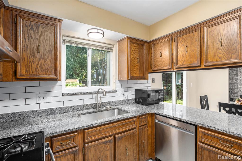 5049 Surrey Drive, Sterling Heights, MI 48310 — Photo 8