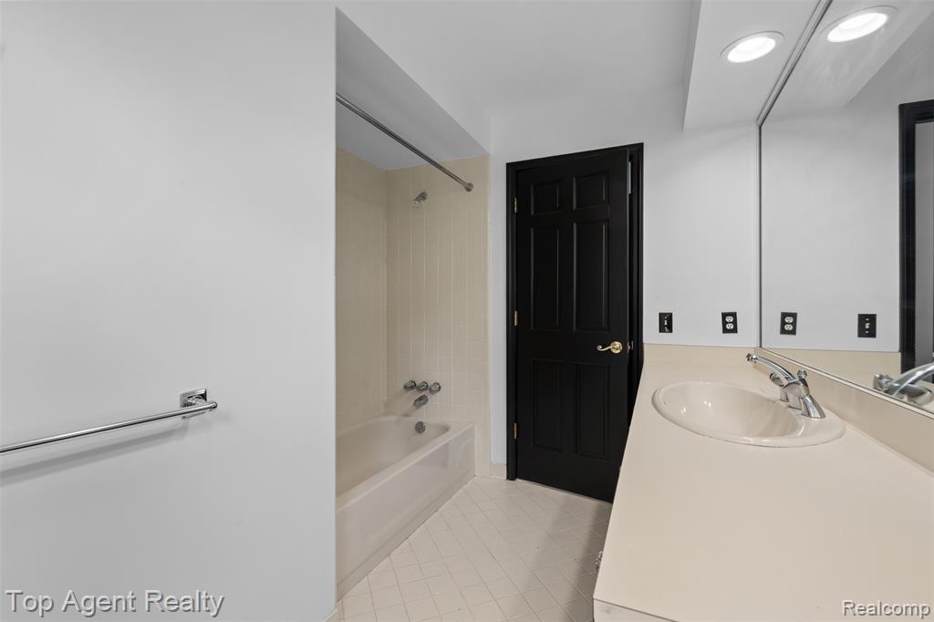40363 Denbigh Drive, Sterling Heights, MI 48310 — Photo 17