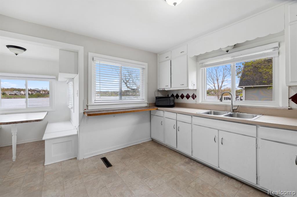 490 Chicago Drive, Howell, MI 48843 — Photo 11