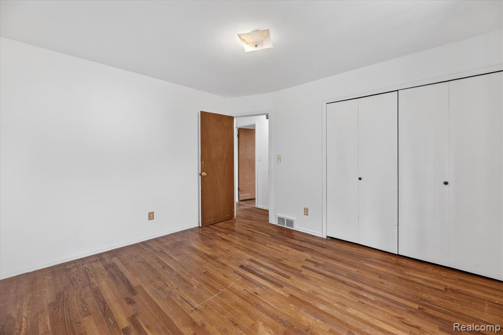 5300 Arnold Drive, Burton, MI 48509 — Photo 33