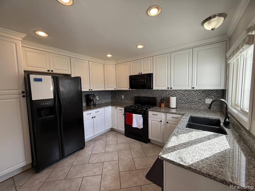 6035 GRAPER Drive, Waterford, MI 48329 — Photo 2