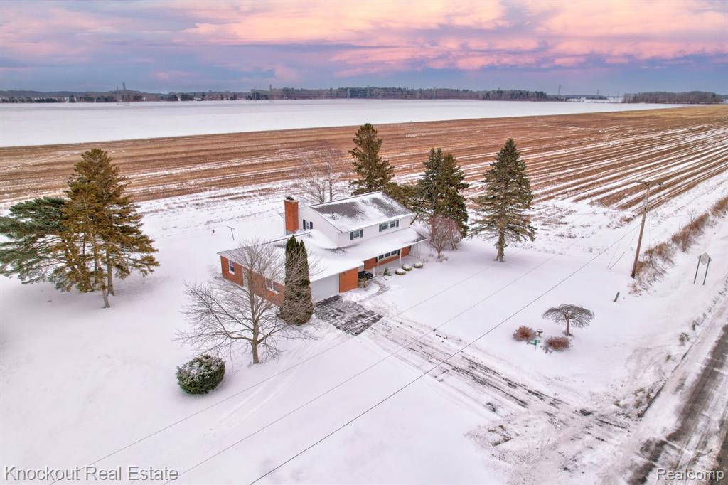 1105 S Mueller Road, Saginaw, MI 48601 — front exterior
