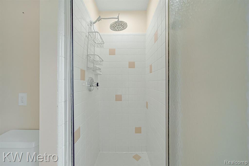 806 LOCKWOOD Road, Royal Oak, MI 48067 — Photo 24