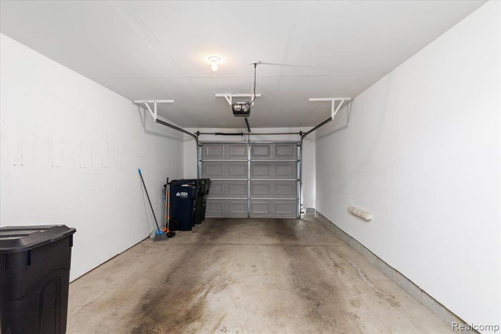4361 BERKSHIRE Drive, Sterling Heights, MI 48314 — Photo 32