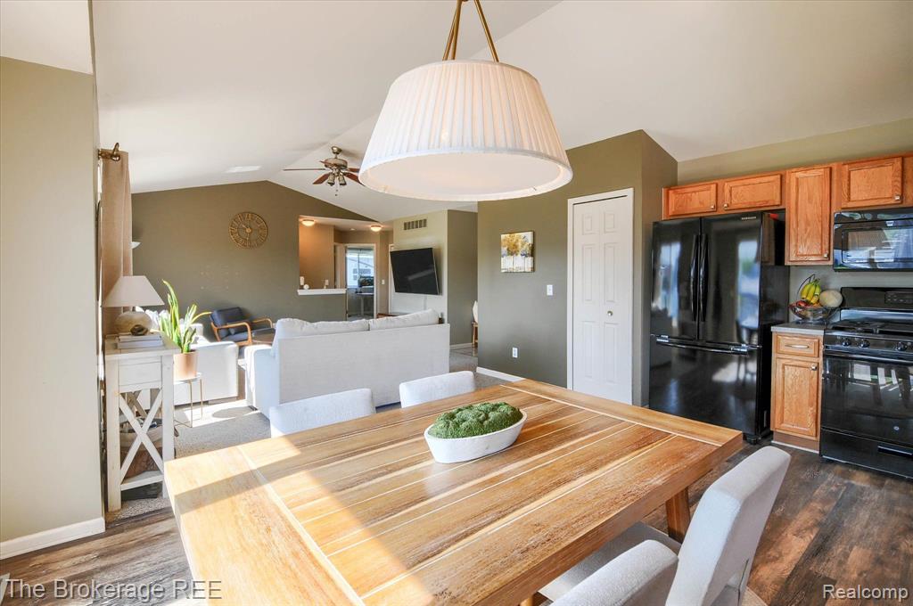 8089 PENINSULA Circle, Grand Blanc, MI 48439 — Photo 19