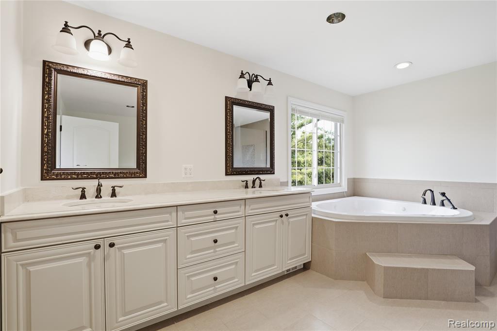 2084 Wabeek Hill Court, Bloomfield Hills, MI 48302 — Photo 27