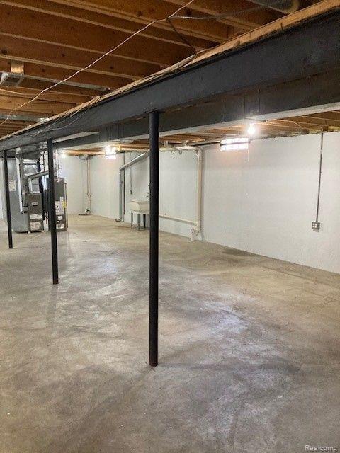 480 E COLUMBIA Avenue, Pontiac, MI 48340 — Photo 13