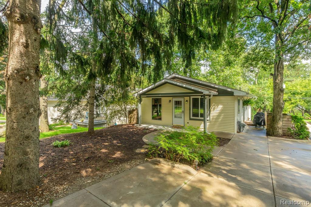 4885 WALKER Drive, Brighton, MI 48114 — front exterior