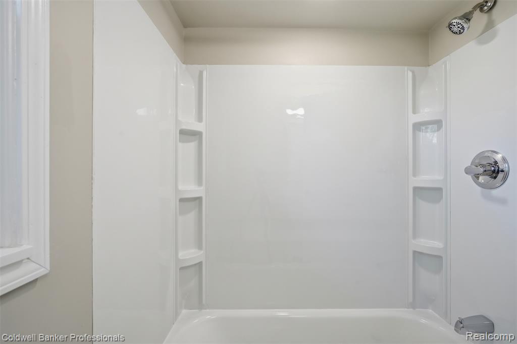 18761 Dolores Avenue, Lathrup Village, MI 48076 — Photo 21