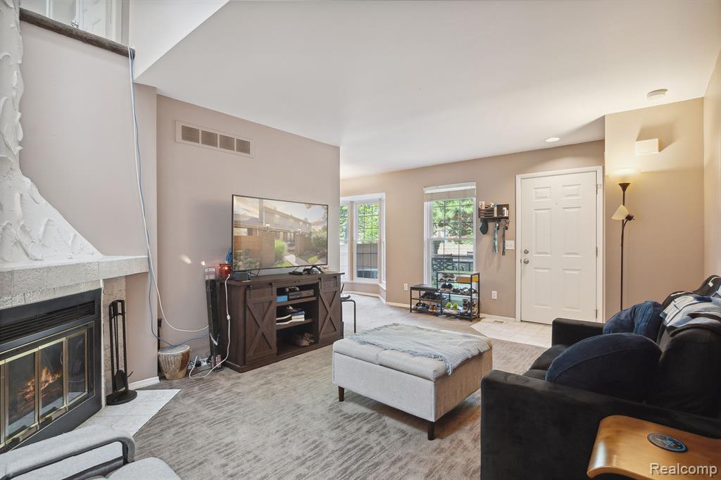 22040 EDGEWATER, Novi, MI — Photo 16