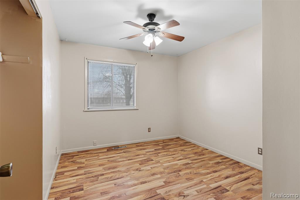 5037 W Court Street, Flint, MI 48532 — Photo 12