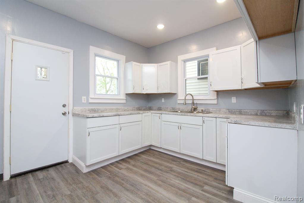 2170 MONTCLAIR Street, Detroit, MI 48214 — Photo 12