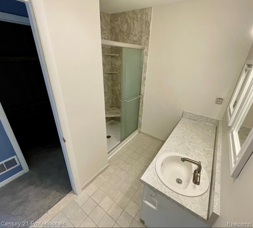 955 Sherwood Forest Drive, 52, Rochester Hills, MI 48307 — Photo 10