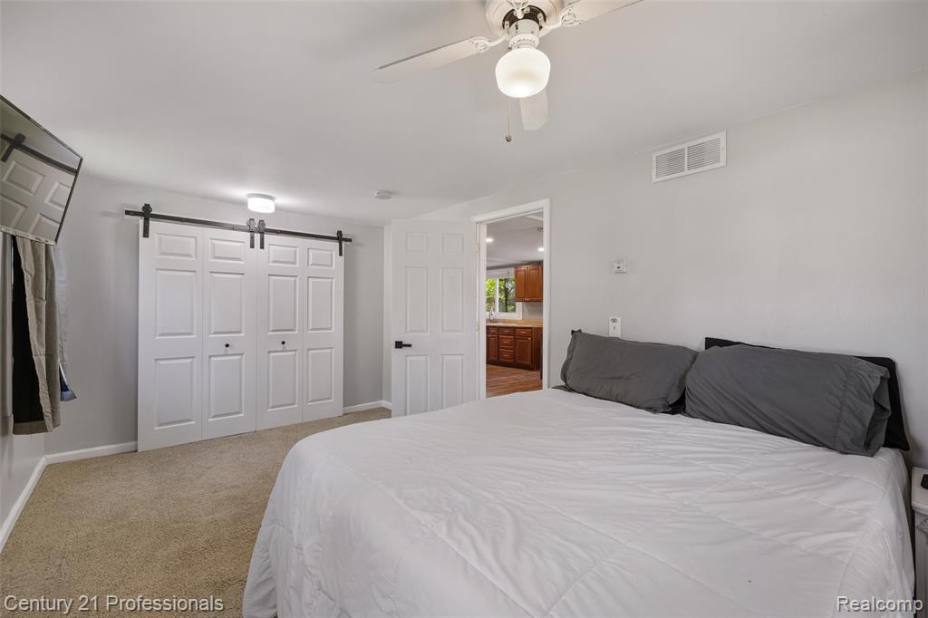 2830 Deland Road, Waterford, MI 48329 — Photo 12