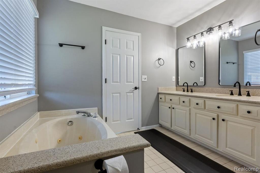 221 Maplewood Drive, 28, Clarkston, MI 48348 — Photo 25