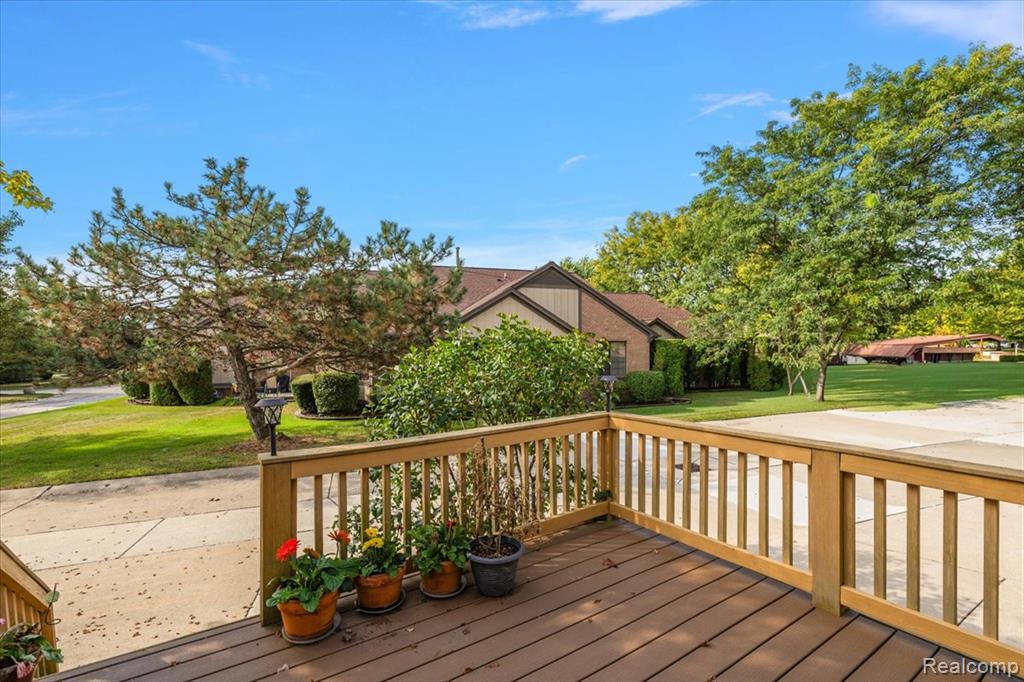 404 Meadow Bridge Drive, Rochester Hills, MI 48307 — Photo 4