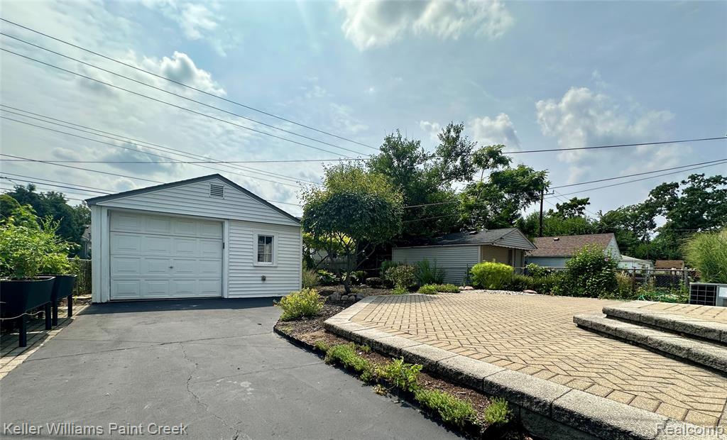 880 E Rowland Avenue, Madison Heights, MI 48071 — Photo 22