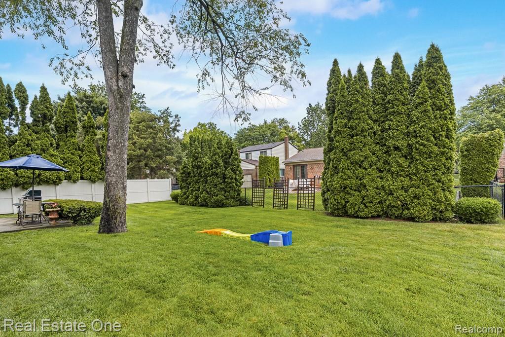 42514 Freeport Drive, Sterling Heights, MI 48313 — Photo 37