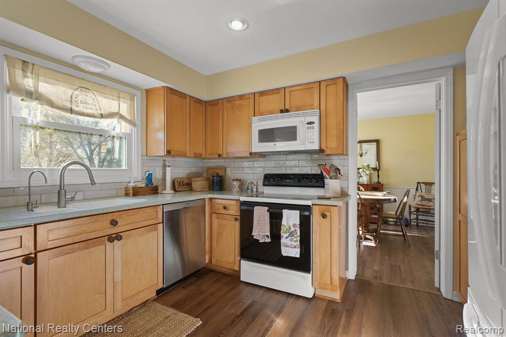 9812 ATWOOD Drive, South Lyon, MI 48178 — Photo 24