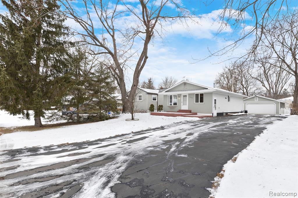 6428 Cloverton Drive, Waterford, MI 48329 — Photo 28