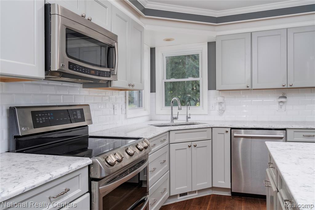 9859 Aylebury Drive, South Lyon, MI 48178 — Photo 25