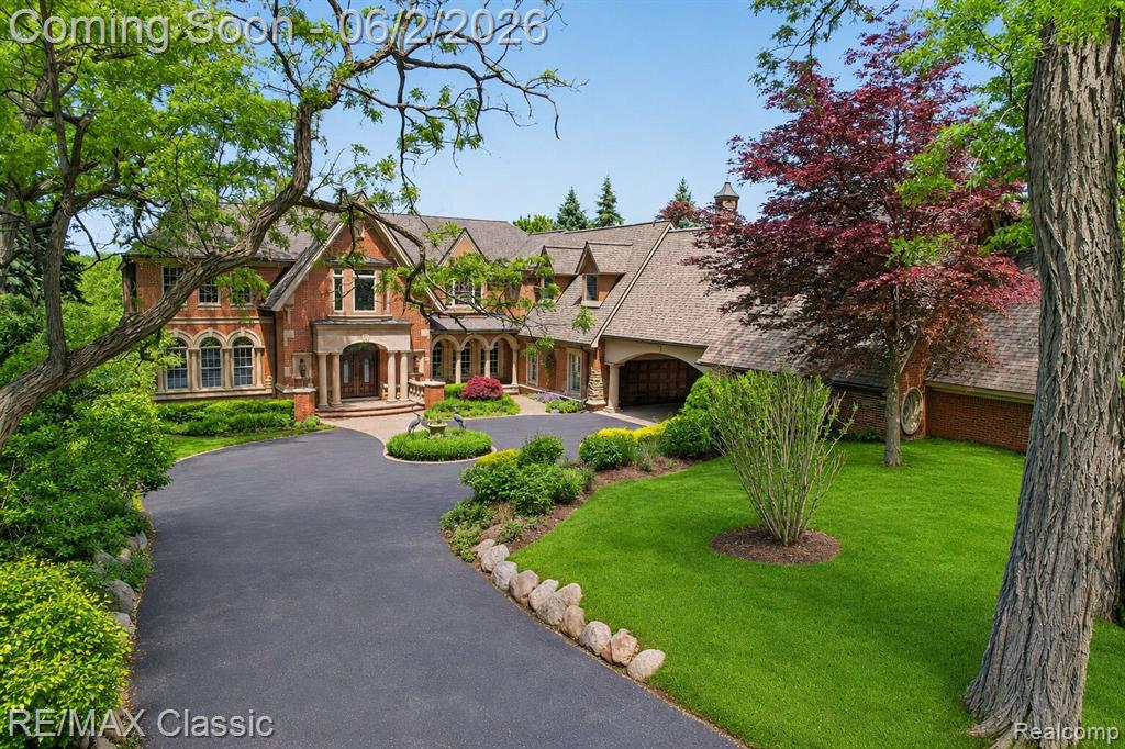 2360 Private Drive, Waterford, MI 48329
