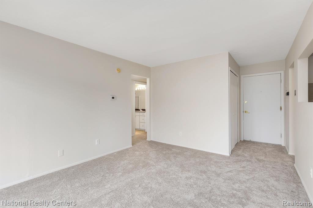 31993 W 12 MILE Road, 211, Farmington Hills, MI 48334 — Photo 3