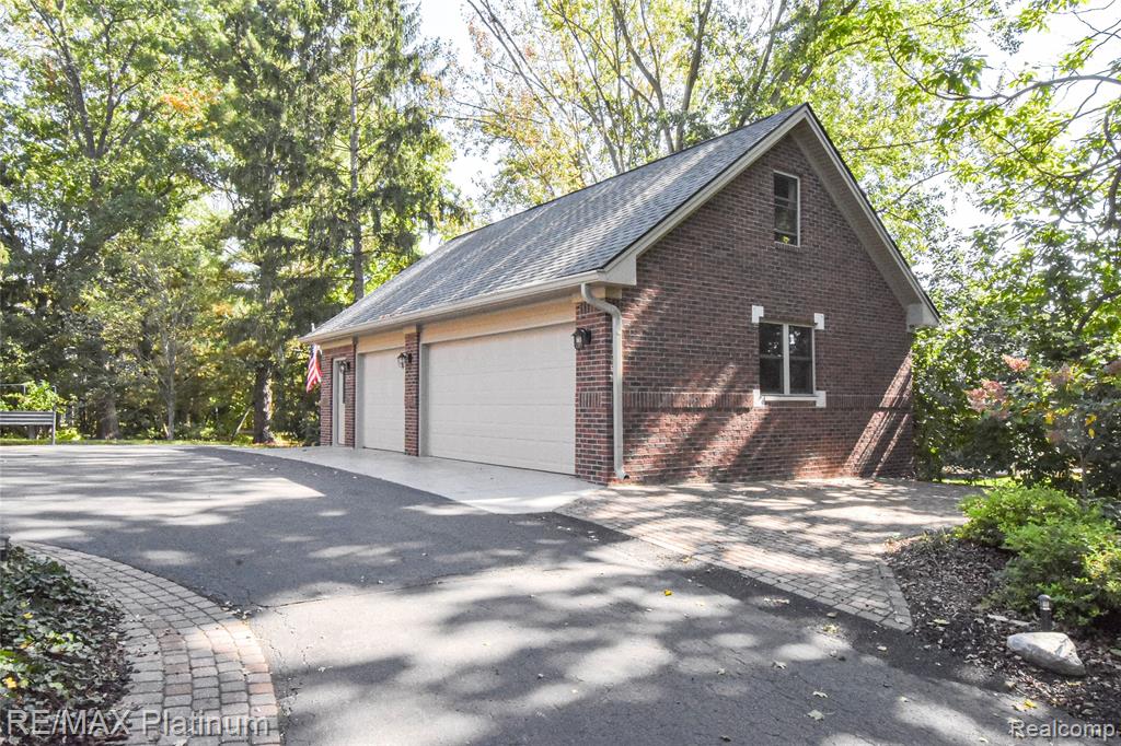 4215 Rolling Pines Court, Commerce Twp, MI 48382 — Photo 9
