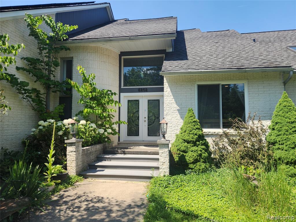 6858 Brockhurst Boulevard, West Bloomfield, MI — front exterior