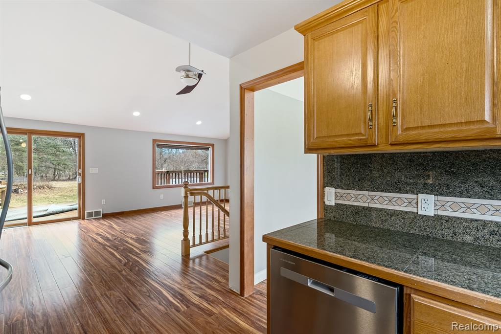 724 NICHOLS Road, Auburn Hills, MI 48326 — Photo 18