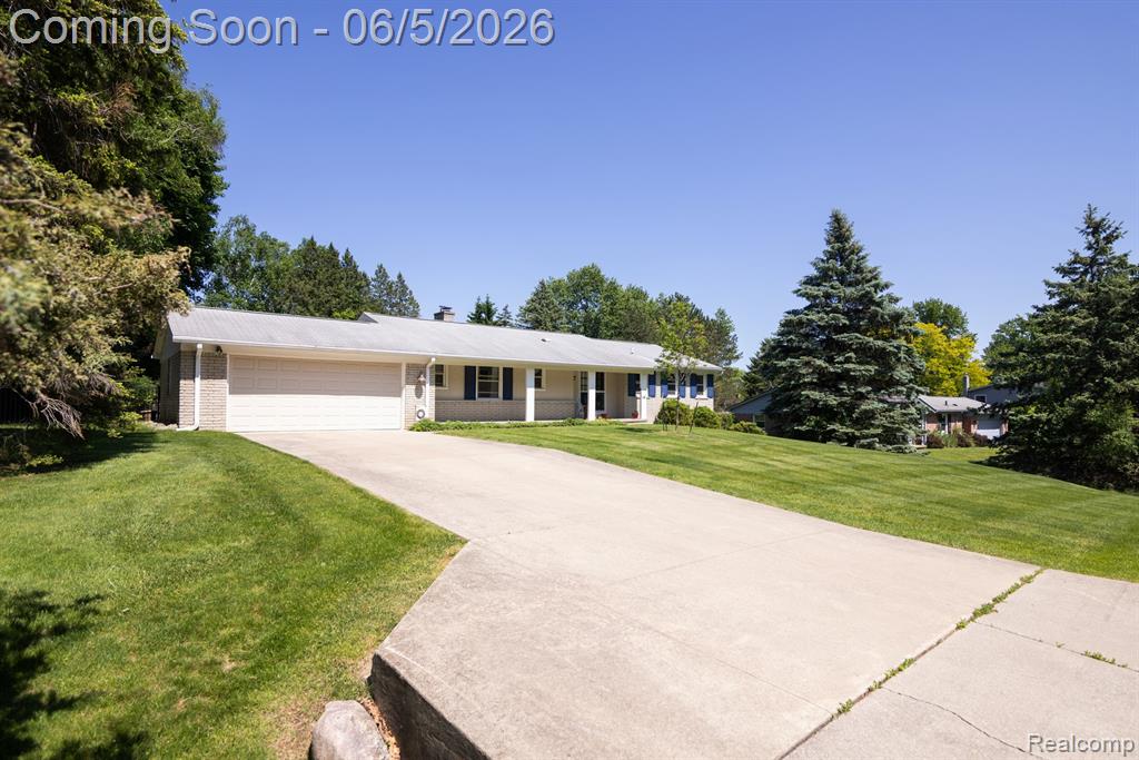 724 Sandstone Drive, Rochester Hills, MI 48309 — front exterior